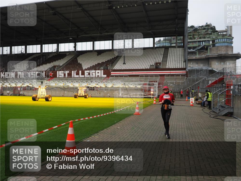 07.12.2025 - St. Pauli X-Mass-Run No. 15 Fabian Wolf http://msf.ph/oto/9396434 07.12.2025 10:38:51 Ziel 1250, 1255, 2943, 3058, 3061 meine-sportfotos.de