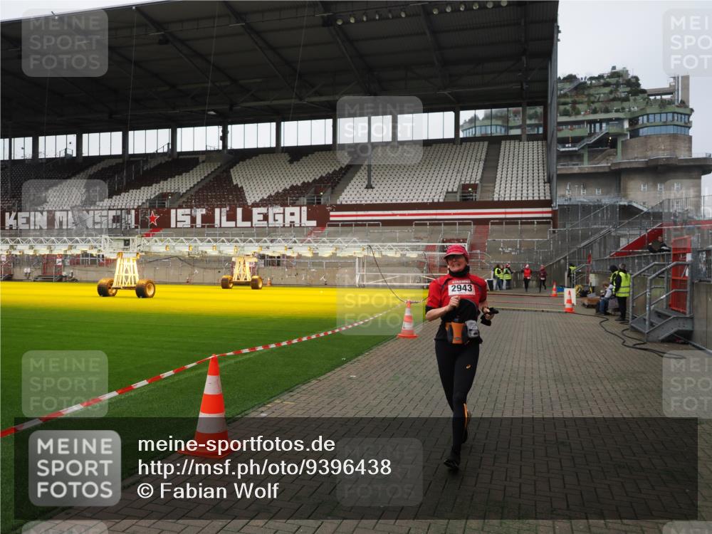 07.12.2025 - St. Pauli X-Mass-Run No. 15 Fabian Wolf http://msf.ph/oto/9396438 07.12.2025 10:38:52 Ziel 1250, 1255, 2943, 3058, 3061 meine-sportfotos.de