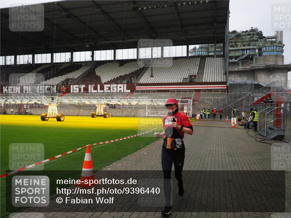 07.12.2025 - St. Pauli X-Mass-Run No. 15 Fabian Wolf http://msf.ph/oto/9396440 07.12.2025 10:38:52 Ziel 1250, 1255, 2943, 3058, 3061 meine-sportfotos.de