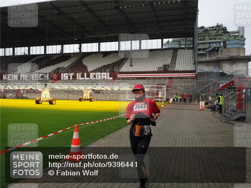 07.12.2025 - St. Pauli X-Mass-Run No. 15 Fabian Wolf http://msf.ph/oto/9396441 07.12.2025 10:38:52 Ziel 1250, 1255, 2943, 3058, 3061 meine-sportfotos.de