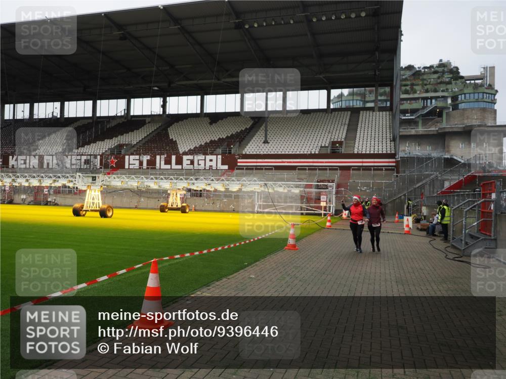 07.12.2025 - St. Pauli X-Mass-Run No. 15 Fabian Wolf http://msf.ph/oto/9396446 07.12.2025 10:39:00 Ziel 1250, 1255, 1417, 2827, 2828, 2943, 3061 meine-sportfotos.de