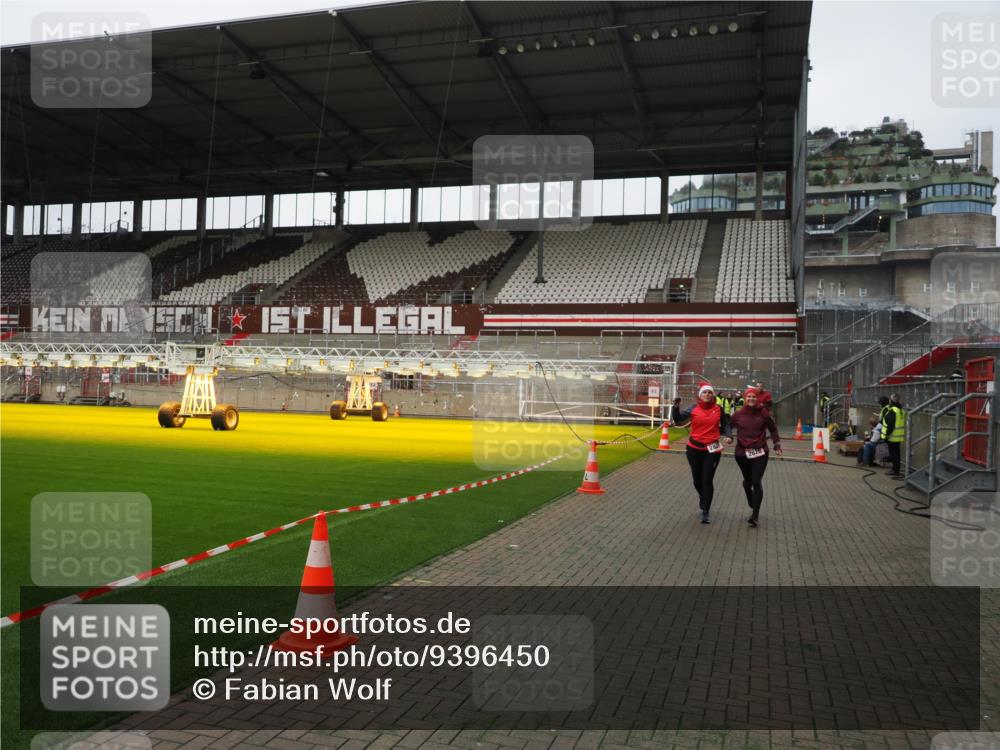 07.12.2025 - St. Pauli X-Mass-Run No. 15 Fabian Wolf http://msf.ph/oto/9396450 07.12.2025 10:39:01 Ziel 1250, 1255, 1417, 2827, 2828, 2943, 3061 meine-sportfotos.de