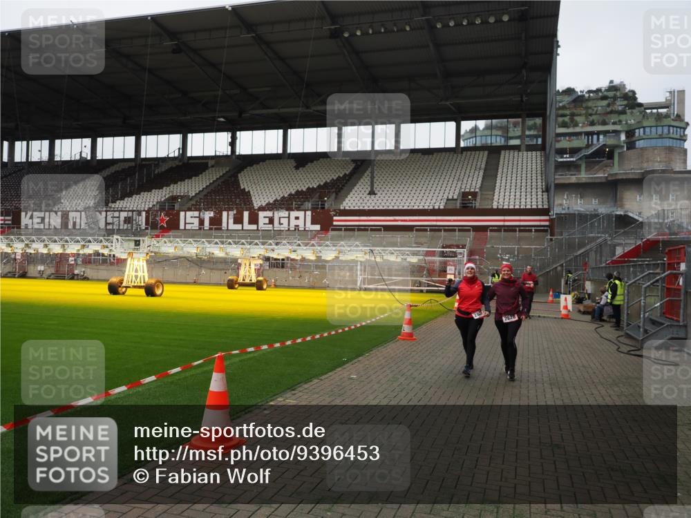 07.12.2025 - St. Pauli X-Mass-Run No. 15 Fabian Wolf http://msf.ph/oto/9396453 07.12.2025 10:39:01 Ziel 1250, 1255, 1417, 2827, 2828, 2943, 3061 meine-sportfotos.de