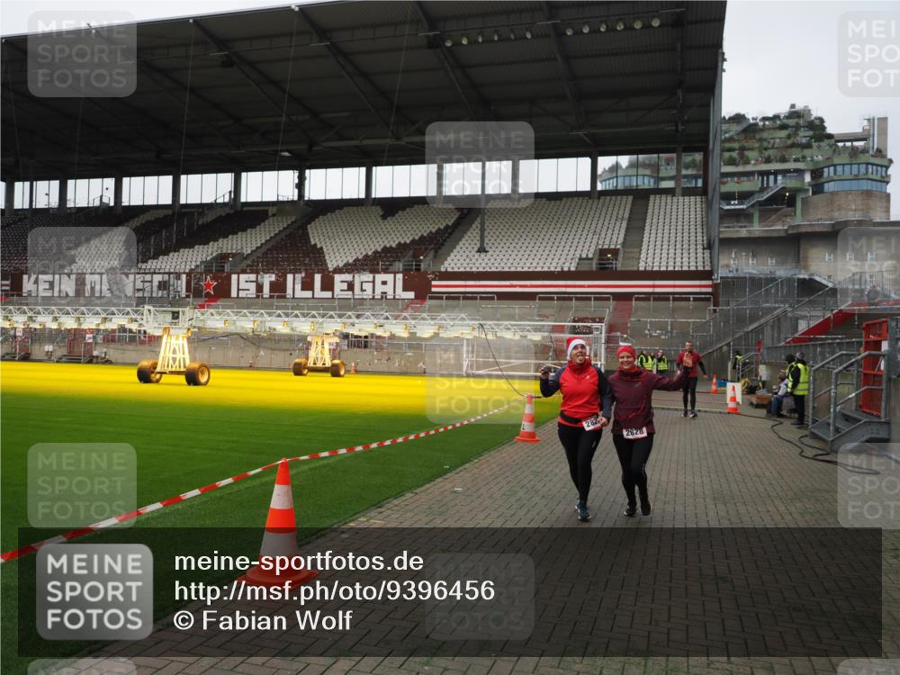 07.12.2025 - St. Pauli X-Mass-Run No. 15 Fabian Wolf http://msf.ph/oto/9396456 07.12.2025 10:39:02 Ziel 1250, 1255, 1417, 2827, 2828, 2943 meine-sportfotos.de