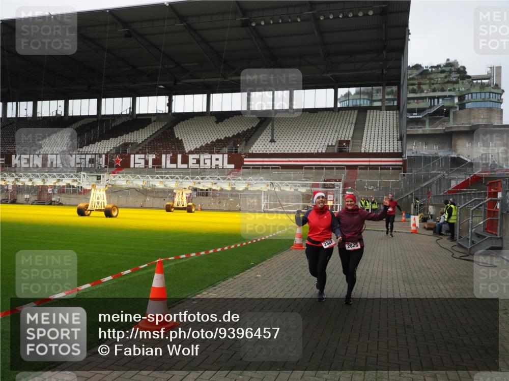07.12.2025 - St. Pauli X-Mass-Run No. 15 Fabian Wolf http://msf.ph/oto/9396457 07.12.2025 10:39:02 Ziel 1250, 1255, 1417, 2827, 2828, 2943 meine-sportfotos.de