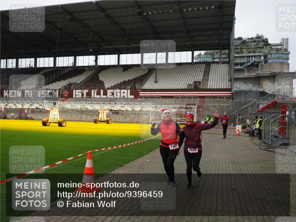 07.12.2025 - St. Pauli X-Mass-Run No. 15 Fabian Wolf http://msf.ph/oto/9396459 07.12.2025 10:39:03 Ziel 1417, 2827, 2828, 2943 meine-sportfotos.de