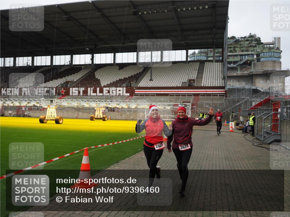 07.12.2025 - St. Pauli X-Mass-Run No. 15 Fabian Wolf http://msf.ph/oto/9396460 07.12.2025 10:39:03 Ziel 1417, 2827, 2828, 2943 meine-sportfotos.de