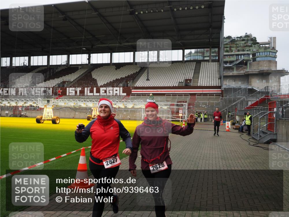 07.12.2025 - St. Pauli X-Mass-Run No. 15 Fabian Wolf http://msf.ph/oto/9396463 07.12.2025 10:39:03 Ziel 1417, 2827, 2828, 2943 meine-sportfotos.de