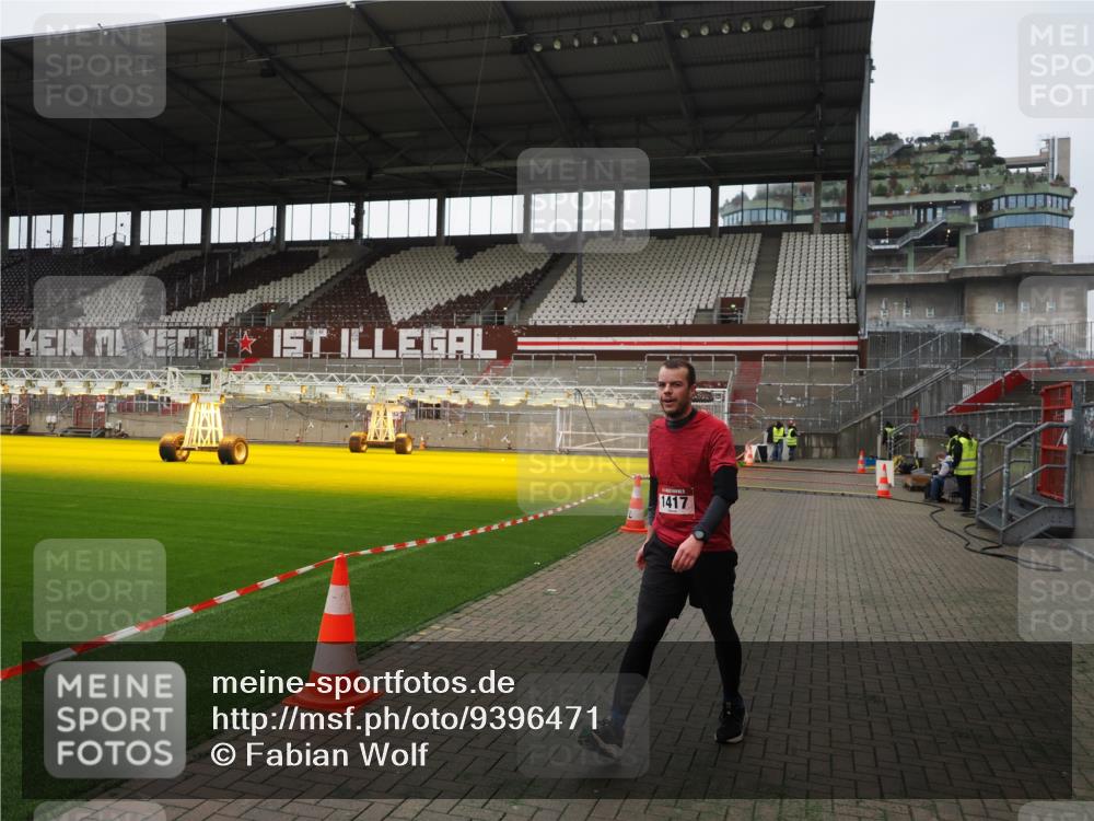 07.12.2025 - St. Pauli X-Mass-Run No. 15 Fabian Wolf http://msf.ph/oto/9396471 07.12.2025 10:39:11 Ziel 1417, 2827, 2828 meine-sportfotos.de