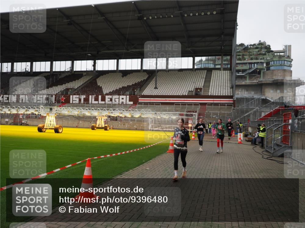 07.12.2025 - St. Pauli X-Mass-Run No. 15 Fabian Wolf http://msf.ph/oto/9396480 07.12.2025 10:39:25 Ziel 981, 1796, 1889, 3118, 3240 meine-sportfotos.de