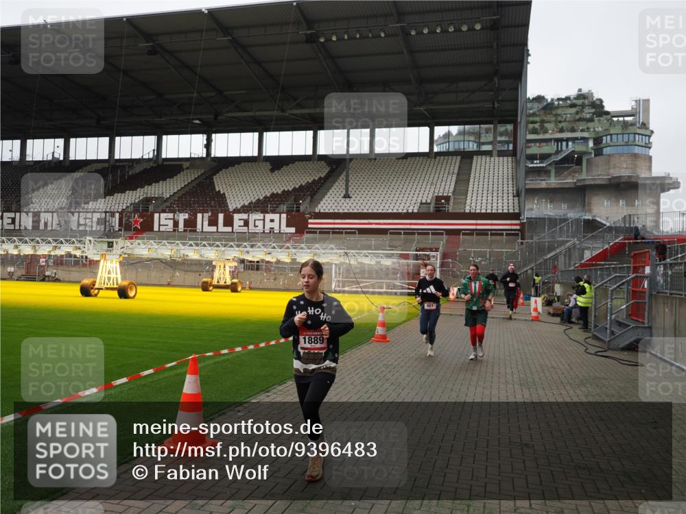 07.12.2025 - St. Pauli X-Mass-Run No. 15 Fabian Wolf http://msf.ph/oto/9396483 07.12.2025 10:39:26 Ziel 981, 1796, 1889, 2354, 3118, 3240 meine-sportfotos.de