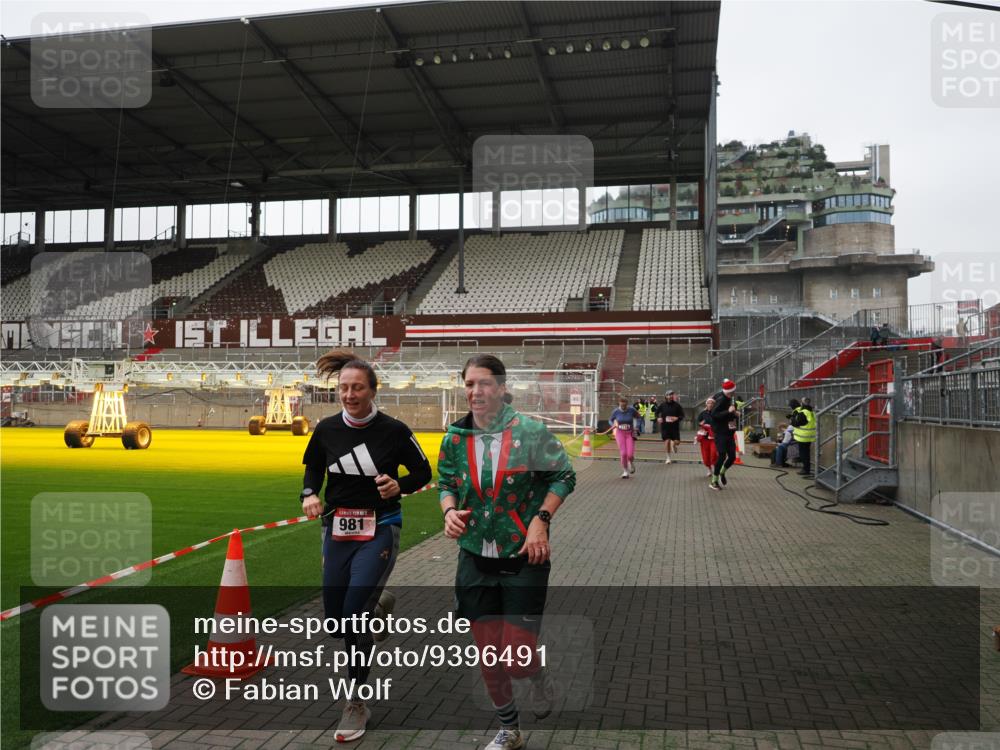 07.12.2025 - St. Pauli X-Mass-Run No. 15 Fabian Wolf http://msf.ph/oto/9396491 07.12.2025 10:39:28 Ziel 981, 1796, 1889, 2354, 3118, 3240, 3242 meine-sportfotos.de