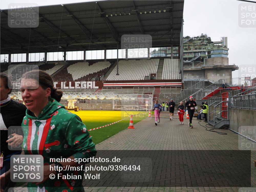 07.12.2025 - St. Pauli X-Mass-Run No. 15 Fabian Wolf http://msf.ph/oto/9396494 07.12.2025 10:39:29 Ziel 981, 1796, 1889, 2354, 2420, 3118, 3240, 3242 meine-sportfotos.de