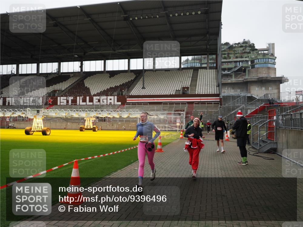 07.12.2025 - St. Pauli X-Mass-Run No. 15 Fabian Wolf http://msf.ph/oto/9396496 07.12.2025 10:39:32 Ziel 981, 1796, 1889, 2354, 2420, 3118, 3240, 3242 meine-sportfotos.de