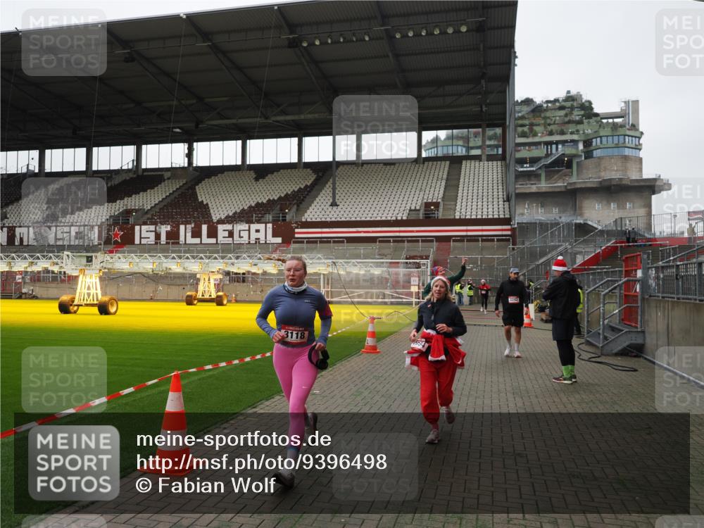 07.12.2025 - St. Pauli X-Mass-Run No. 15 Fabian Wolf http://msf.ph/oto/9396498 07.12.2025 10:39:32 Ziel 981, 1796, 1889, 2354, 2420, 3118, 3240, 3242 meine-sportfotos.de