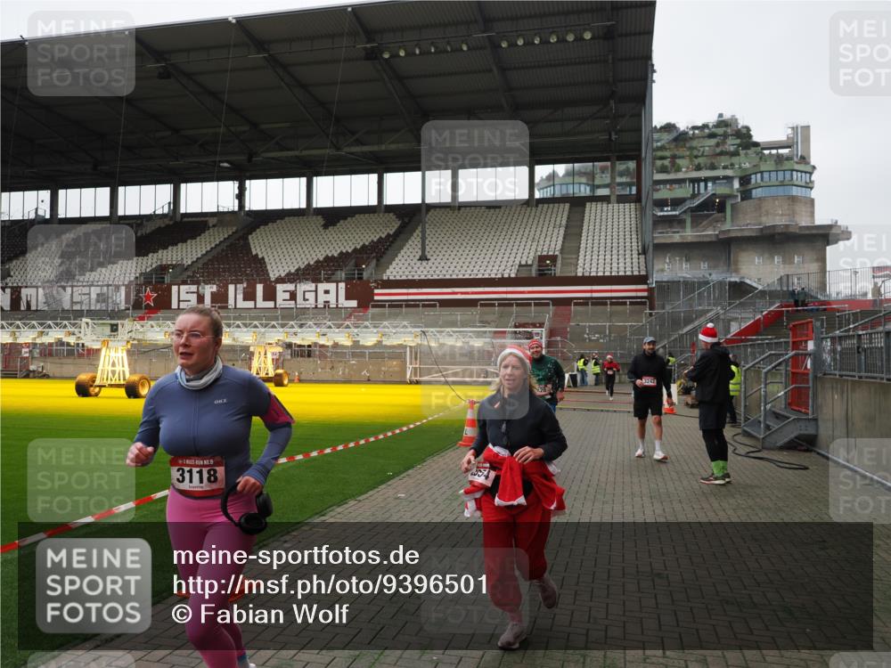 07.12.2025 - St. Pauli X-Mass-Run No. 15 Fabian Wolf http://msf.ph/oto/9396501 07.12.2025 10:39:33 Ziel 981, 1796, 1889, 2354, 2420, 3118, 3240, 3242, 4207, 4211 meine-sportfotos.de