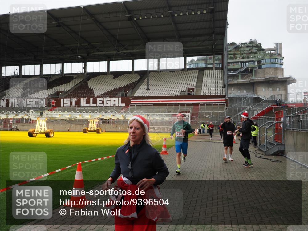 07.12.2025 - St. Pauli X-Mass-Run No. 15 Fabian Wolf http://msf.ph/oto/9396504 07.12.2025 10:39:33 Ziel 981, 1796, 1889, 2354, 2420, 3118, 3240, 3242, 4207, 4211 meine-sportfotos.de