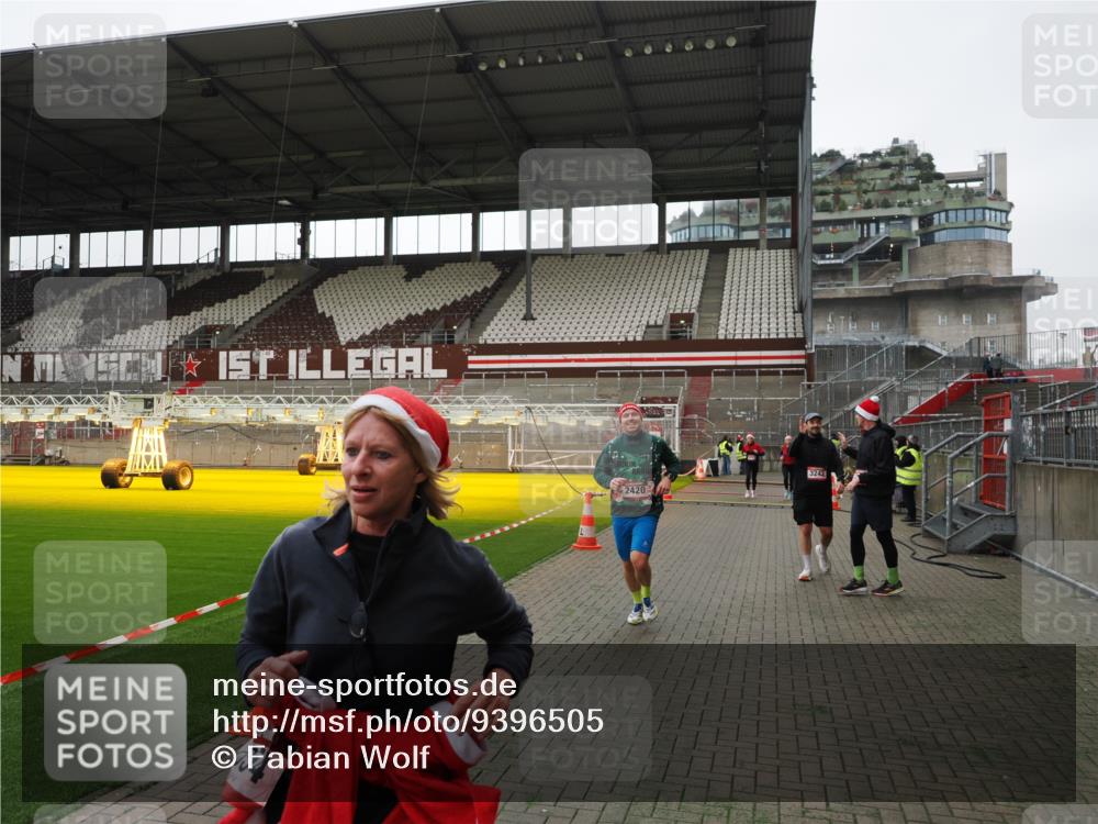 07.12.2025 - St. Pauli X-Mass-Run No. 15 Fabian Wolf http://msf.ph/oto/9396505 07.12.2025 10:39:34 Ziel 981, 1796, 1889, 2354, 2420, 3118, 3240, 3242, 4207, 4211 meine-sportfotos.de