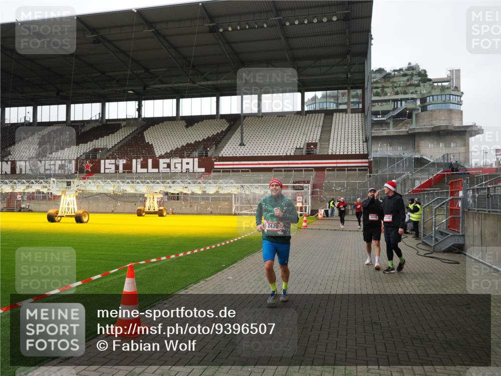 07.12.2025 - St. Pauli X-Mass-Run No. 15 Fabian Wolf http://msf.ph/oto/9396507 07.12.2025 10:39:34 Ziel 981, 1796, 1889, 2354, 2420, 3118, 3240, 3242, 4207, 4211 meine-sportfotos.de