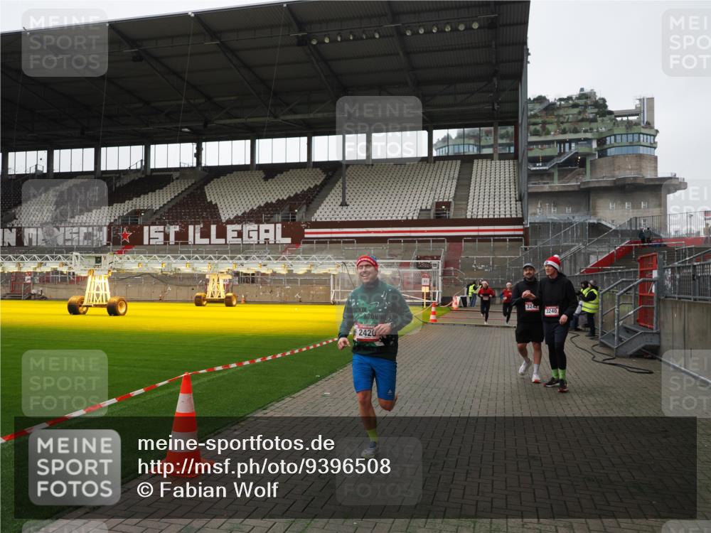 07.12.2025 - St. Pauli X-Mass-Run No. 15 Fabian Wolf http://msf.ph/oto/9396508 07.12.2025 10:39:34 Ziel 981, 1796, 1889, 2354, 2420, 3118, 3240, 3242, 4207, 4211 meine-sportfotos.de