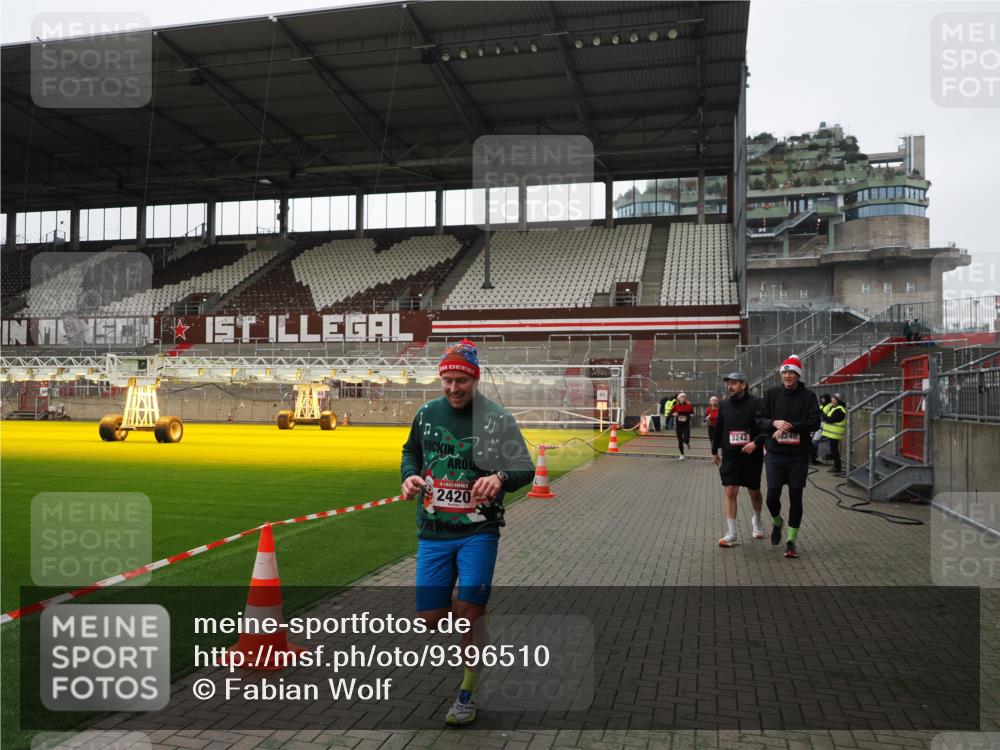 07.12.2025 - St. Pauli X-Mass-Run No. 15 Fabian Wolf http://msf.ph/oto/9396510 07.12.2025 10:39:35 Ziel 981, 1796, 1889, 2354, 2420, 3118, 3240, 3242, 4207, 4211 meine-sportfotos.de