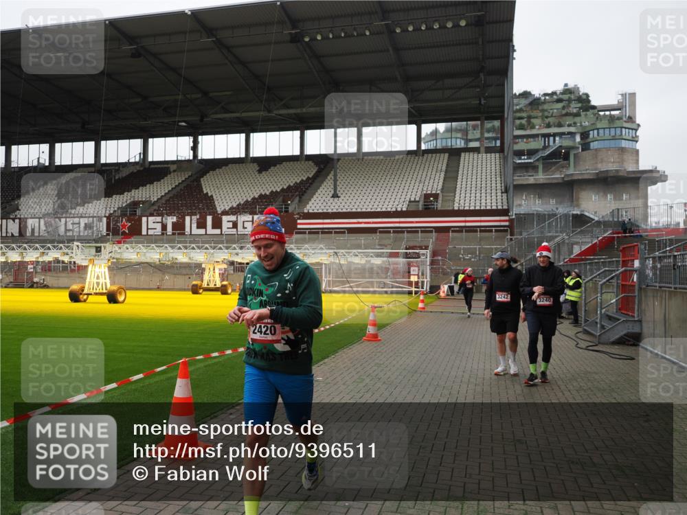 07.12.2025 - St. Pauli X-Mass-Run No. 15 Fabian Wolf http://msf.ph/oto/9396511 07.12.2025 10:39:35 Ziel 981, 1796, 1889, 2354, 2420, 3118, 3240, 3242, 4207, 4211 meine-sportfotos.de