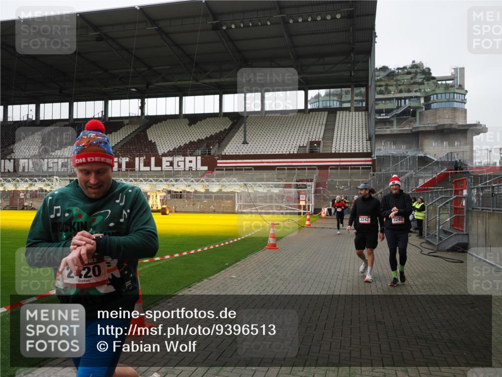 07.12.2025 - St. Pauli X-Mass-Run No. 15 Fabian Wolf http://msf.ph/oto/9396513 07.12.2025 10:39:35 Ziel 981, 1796, 1889, 2354, 2420, 3118, 3240, 3242, 4207, 4211 meine-sportfotos.de