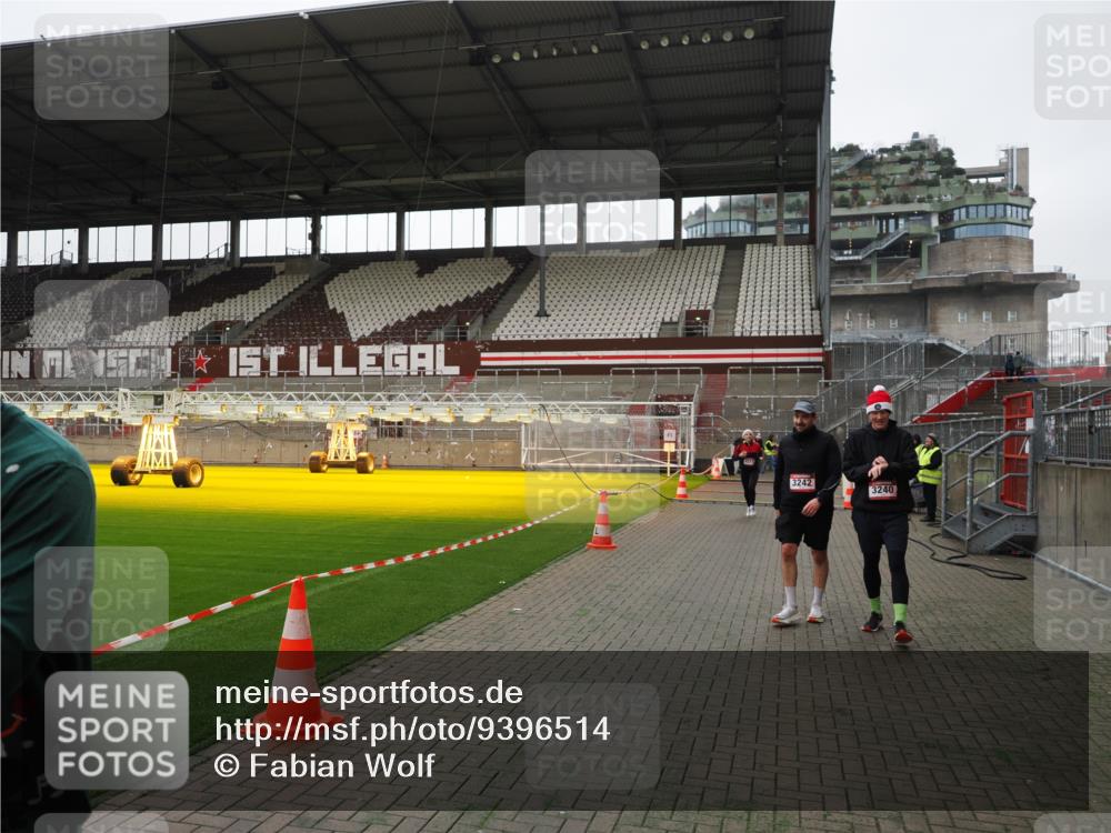 07.12.2025 - St. Pauli X-Mass-Run No. 15 Fabian Wolf http://msf.ph/oto/9396514 07.12.2025 10:39:35 Ziel 981, 1796, 1889, 2354, 2420, 3118, 3240, 3242, 4207, 4211 meine-sportfotos.de