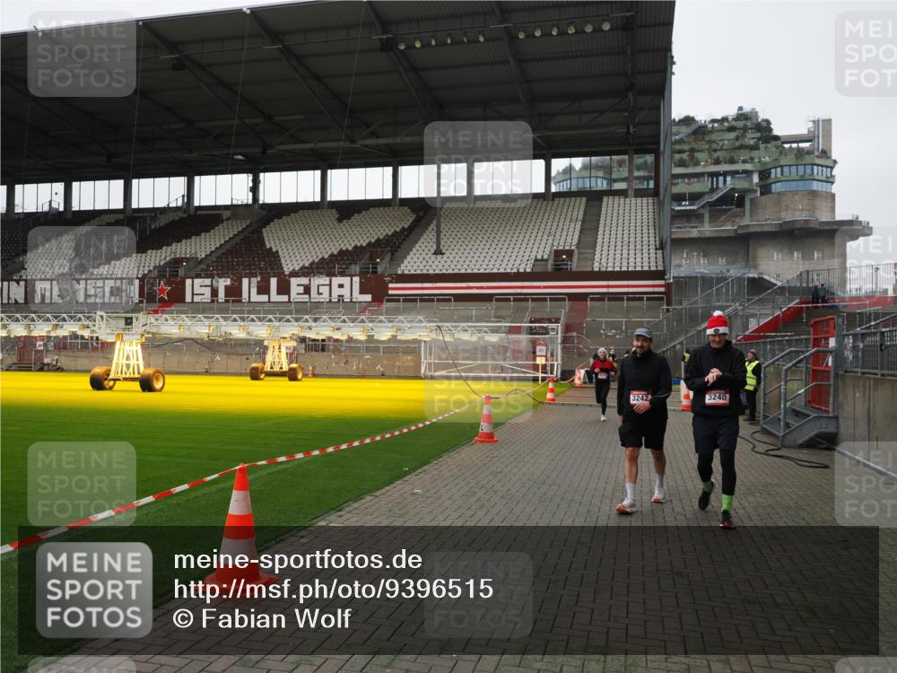 07.12.2025 - St. Pauli X-Mass-Run No. 15 Fabian Wolf http://msf.ph/oto/9396515 07.12.2025 10:39:36 Ziel 981, 1796, 1889, 2354, 2420, 3118, 3240, 3242, 4207, 4211 meine-sportfotos.de
