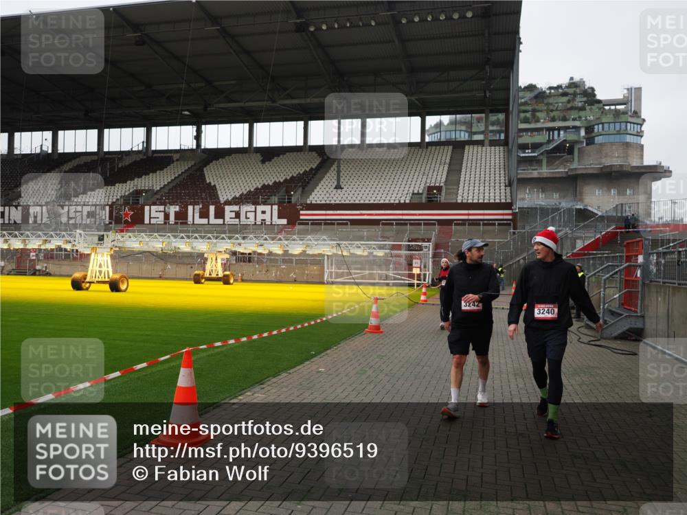 07.12.2025 - St. Pauli X-Mass-Run No. 15 Fabian Wolf http://msf.ph/oto/9396519 07.12.2025 10:39:37 Ziel 981, 1796, 1889, 2354, 2420, 3118, 3240, 3242, 4207, 4211 meine-sportfotos.de
