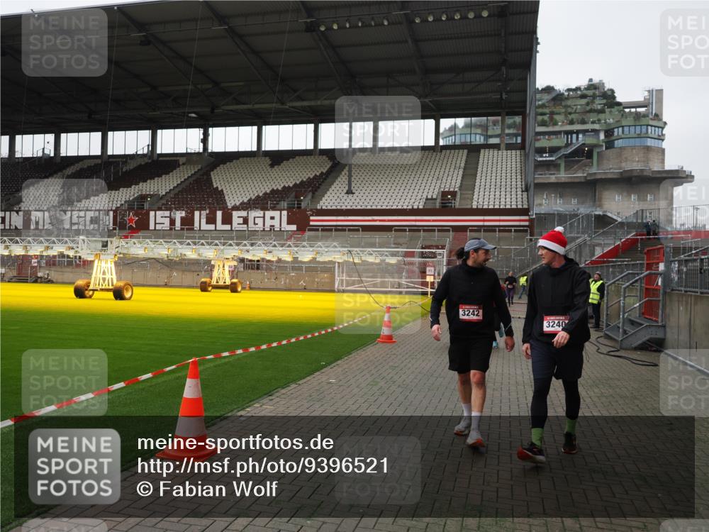 07.12.2025 - St. Pauli X-Mass-Run No. 15 Fabian Wolf http://msf.ph/oto/9396521 07.12.2025 10:39:37 Ziel 981, 1796, 1889, 2354, 2420, 3118, 3240, 3242, 4207, 4211 meine-sportfotos.de