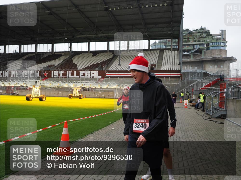 07.12.2025 - St. Pauli X-Mass-Run No. 15 Fabian Wolf http://msf.ph/oto/9396530 07.12.2025 10:39:39 Ziel 981, 1796, 2354, 2420, 2588, 3118, 3240, 3242, 4207, 4211 meine-sportfotos.de