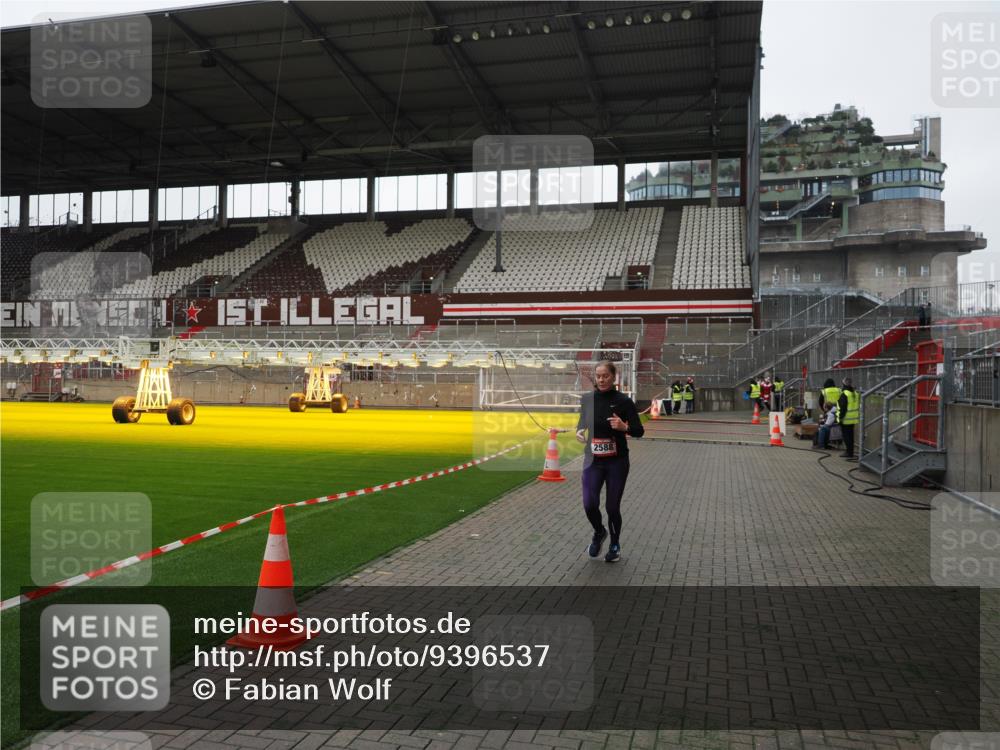 07.12.2025 - St. Pauli X-Mass-Run No. 15 Fabian Wolf http://msf.ph/oto/9396537 07.12.2025 10:39:43 Ziel 2354, 2420, 2588, 3118, 3240, 3242, 4207, 4211 meine-sportfotos.de