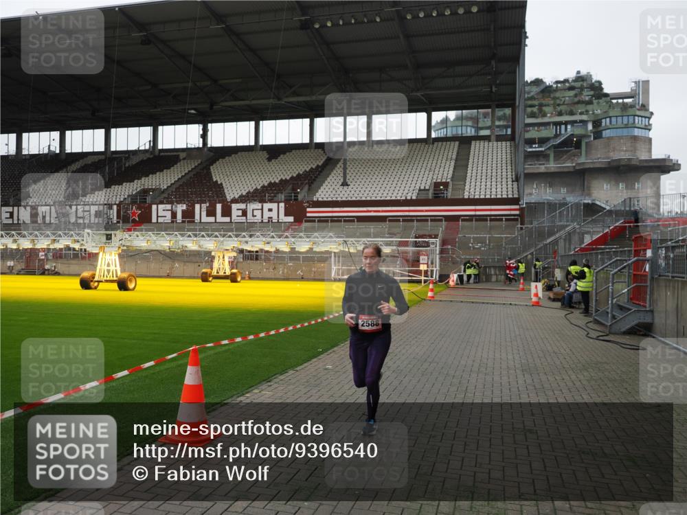 07.12.2025 - St. Pauli X-Mass-Run No. 15 Fabian Wolf http://msf.ph/oto/9396540 07.12.2025 10:39:44 Ziel 2354, 2420, 2588, 3118, 3240, 3242, 4207, 4211 meine-sportfotos.de