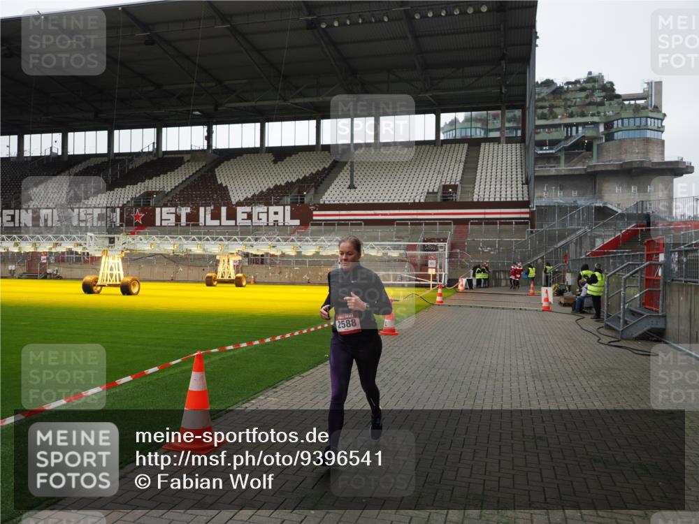 07.12.2025 - St. Pauli X-Mass-Run No. 15 Fabian Wolf http://msf.ph/oto/9396541 07.12.2025 10:39:44 Ziel 2354, 2420, 2588, 3118, 3240, 3242, 4207, 4211 meine-sportfotos.de
