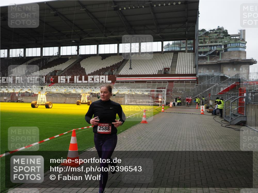 07.12.2025 - St. Pauli X-Mass-Run No. 15 Fabian Wolf http://msf.ph/oto/9396543 07.12.2025 10:39:45 Ziel 2354, 2420, 2588, 3118, 3240, 3242, 4207, 4211 meine-sportfotos.de