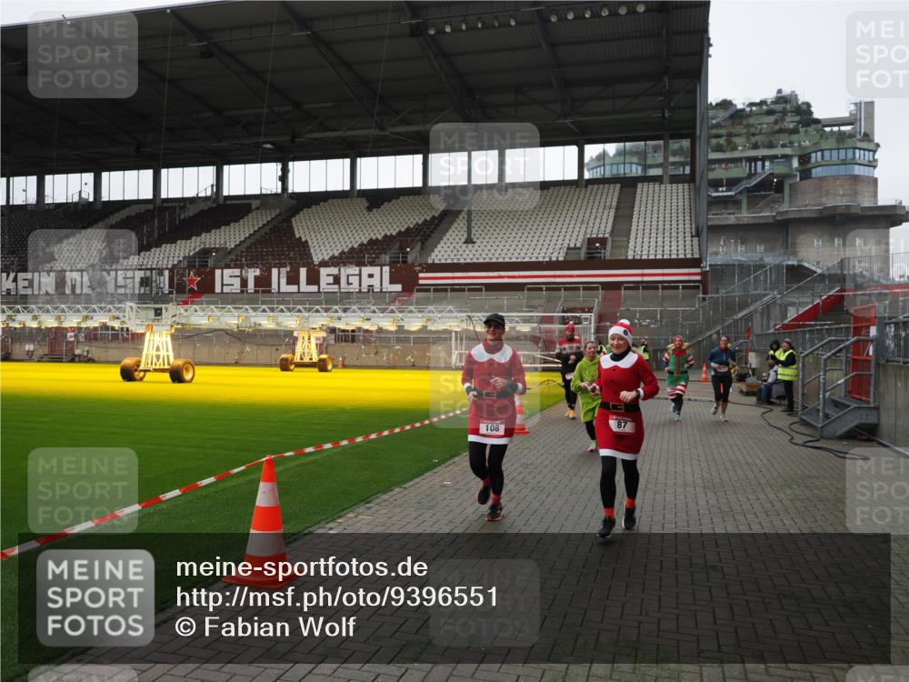 07.12.2025 - St. Pauli X-Mass-Run No. 15 Fabian Wolf http://msf.ph/oto/9396551 07.12.2025 10:39:54 Ziel 87, 108, 827, 1604, 1748, 1749, 2588, 2754 meine-sportfotos.de