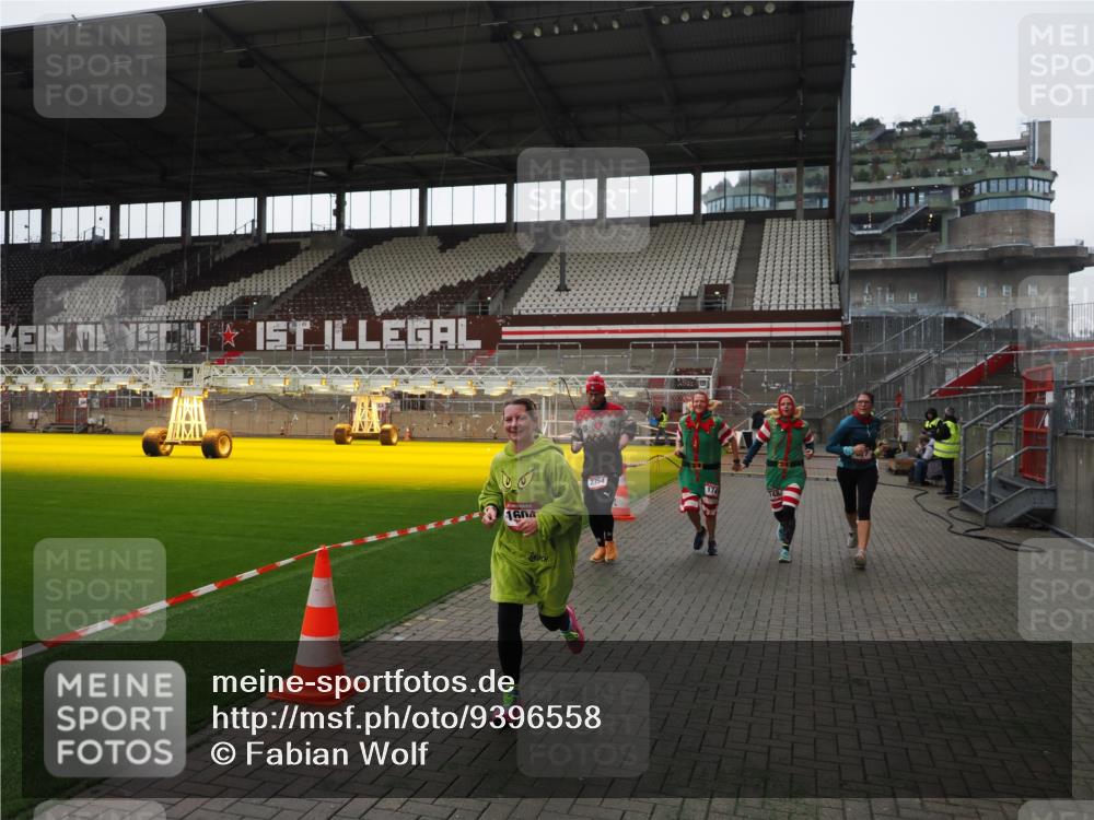07.12.2025 - St. Pauli X-Mass-Run No. 15 Fabian Wolf http://msf.ph/oto/9396558 07.12.2025 10:39:56 Ziel 87, 108, 827, 1604, 1748, 1749, 2588, 2754 meine-sportfotos.de