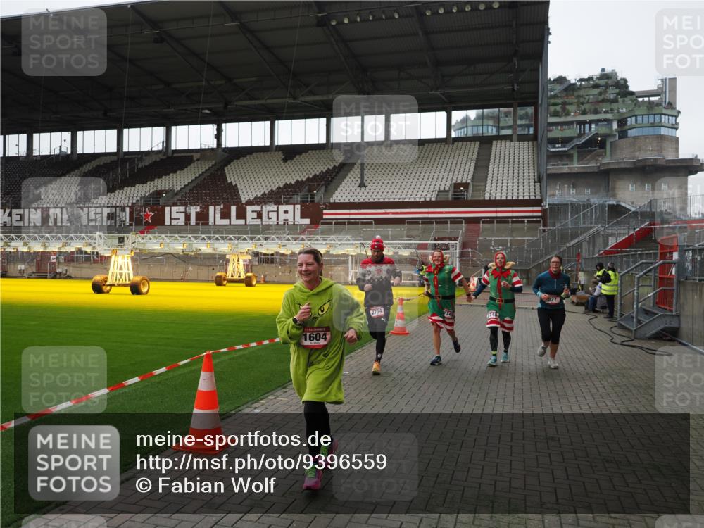 07.12.2025 - St. Pauli X-Mass-Run No. 15 Fabian Wolf http://msf.ph/oto/9396559 07.12.2025 10:39:57 Ziel 87, 108, 827, 1604, 1748, 1749, 2588, 2754 meine-sportfotos.de