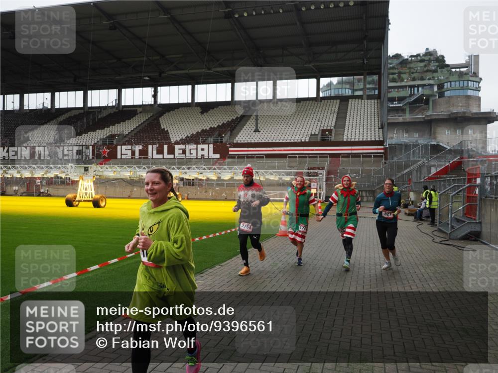 07.12.2025 - St. Pauli X-Mass-Run No. 15 Fabian Wolf http://msf.ph/oto/9396561 07.12.2025 10:39:57 Ziel 87, 108, 827, 1604, 1748, 1749, 2588, 2754 meine-sportfotos.de