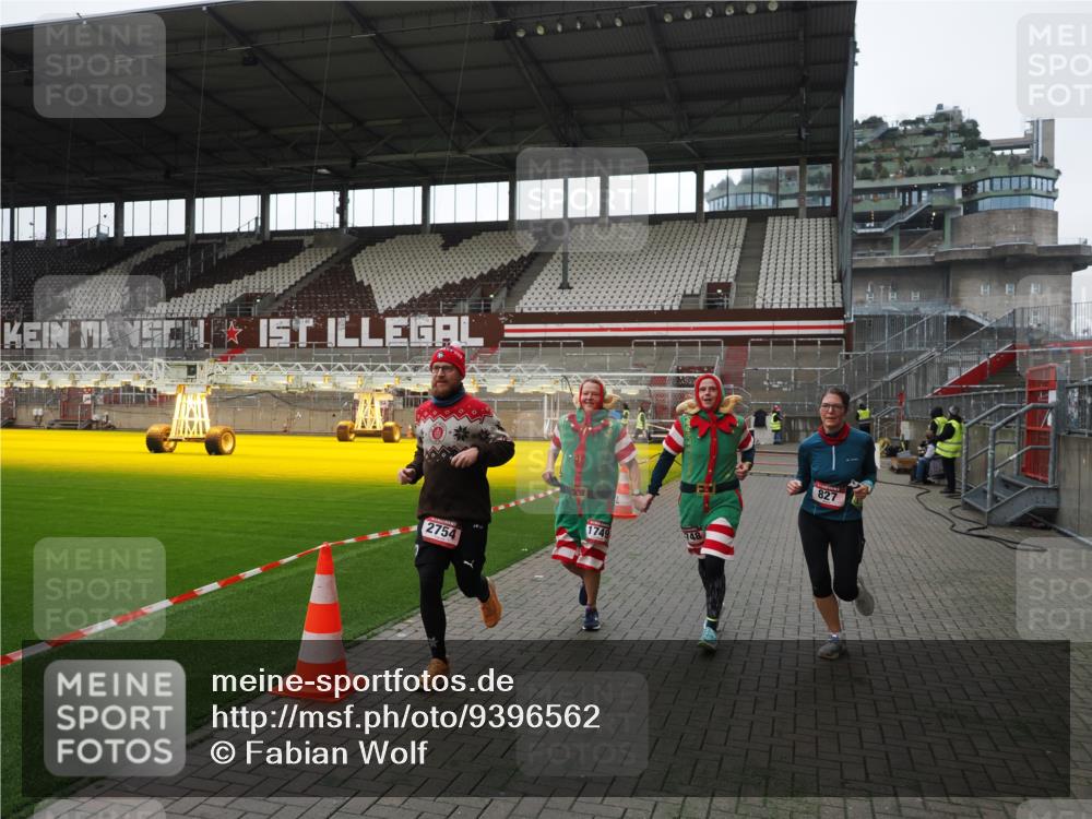 07.12.2025 - St. Pauli X-Mass-Run No. 15 Fabian Wolf http://msf.ph/oto/9396562 07.12.2025 10:39:58 Ziel 87, 108, 827, 1604, 1748, 1749, 2588, 2754 meine-sportfotos.de