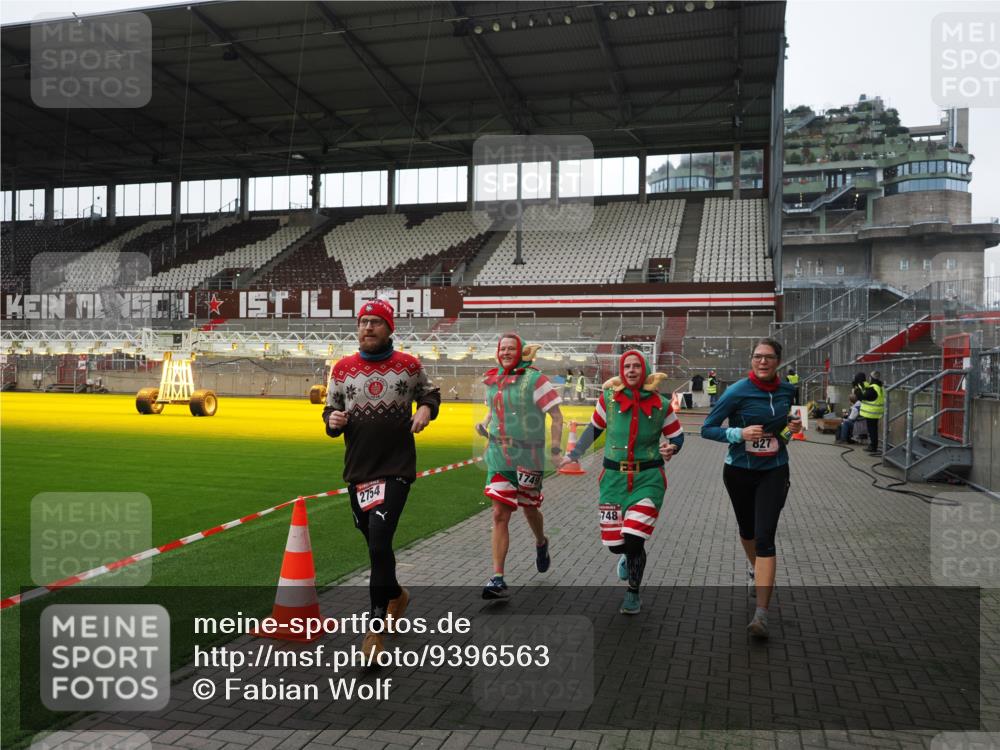 07.12.2025 - St. Pauli X-Mass-Run No. 15 Fabian Wolf http://msf.ph/oto/9396563 07.12.2025 10:39:58 Ziel 87, 108, 827, 1604, 1748, 1749, 2588, 2754 meine-sportfotos.de