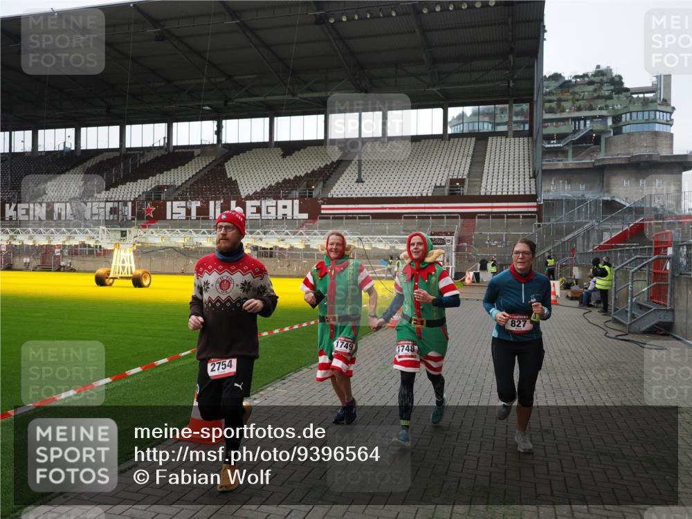 07.12.2025 - St. Pauli X-Mass-Run No. 15 Fabian Wolf http://msf.ph/oto/9396564 07.12.2025 10:39:58 Ziel 87, 108, 827, 1604, 1748, 1749, 2588, 2754 meine-sportfotos.de