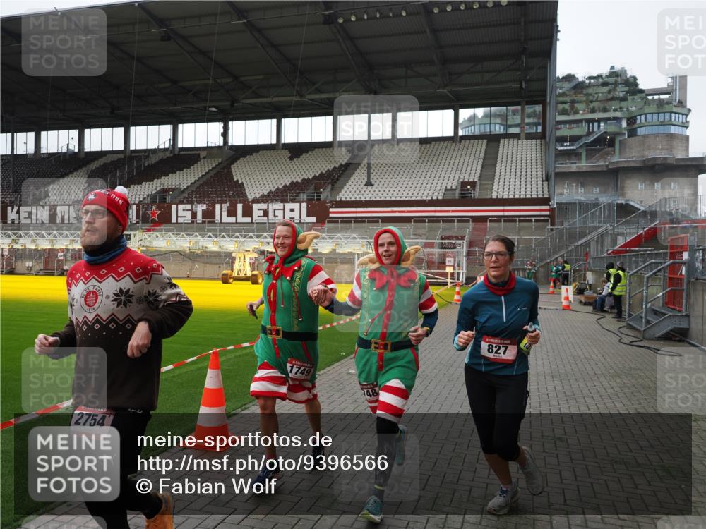 07.12.2025 - St. Pauli X-Mass-Run No. 15 Fabian Wolf http://msf.ph/oto/9396566 07.12.2025 10:39:59 Ziel 87, 108, 827, 1604, 1748, 1749, 2754 meine-sportfotos.de