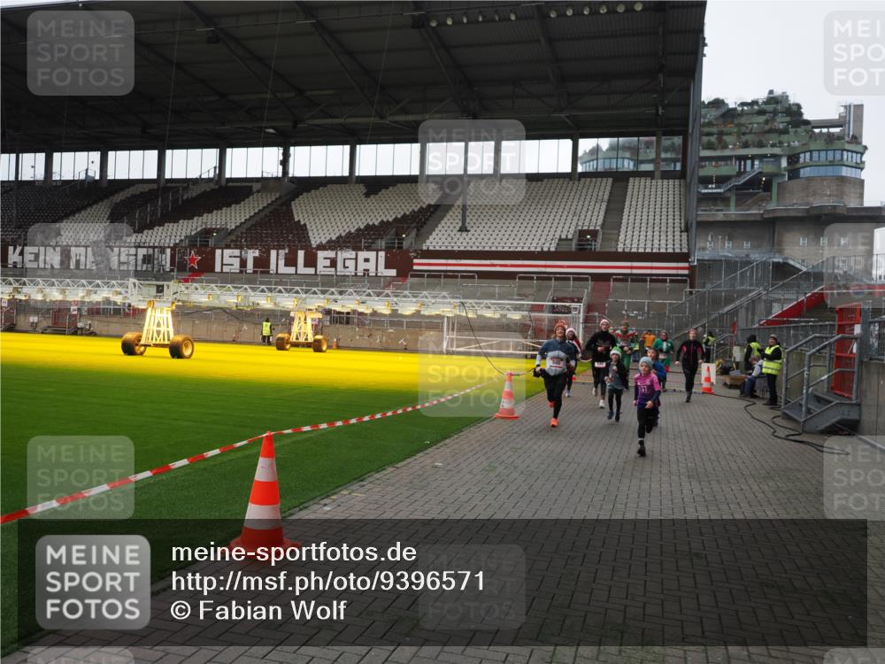 07.12.2025 - St. Pauli X-Mass-Run No. 15 Fabian Wolf http://msf.ph/oto/9396571 07.12.2025 10:40:09 Ziel 230, 538, 580, 827, 1604, 1748, 1749, 2754, 3796, 3797, 4874, 4878 meine-sportfotos.de