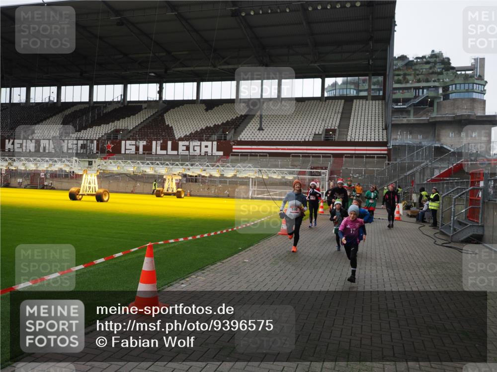 07.12.2025 - St. Pauli X-Mass-Run No. 15 Fabian Wolf http://msf.ph/oto/9396575 07.12.2025 10:40:10 Ziel 230, 538, 580, 827, 1748, 1749, 2754, 3796, 3797, 4874, 4878 meine-sportfotos.de
