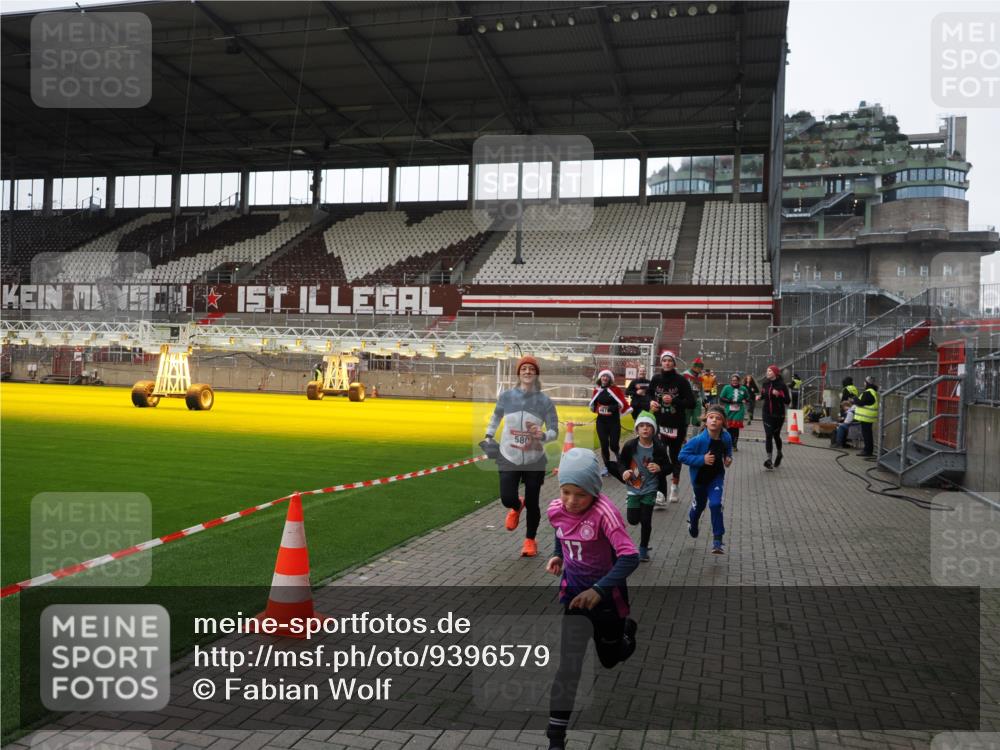 07.12.2025 - St. Pauli X-Mass-Run No. 15 Fabian Wolf http://msf.ph/oto/9396579 07.12.2025 10:40:11 Ziel 230, 538, 580, 827, 1748, 1749, 2754, 3796, 3797, 4874, 4878 meine-sportfotos.de