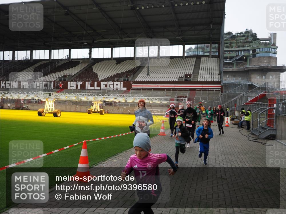07.12.2025 - St. Pauli X-Mass-Run No. 15 Fabian Wolf http://msf.ph/oto/9396580 07.12.2025 10:40:11 Ziel 230, 538, 580, 827, 1748, 1749, 2754, 3796, 3797, 4874, 4878 meine-sportfotos.de