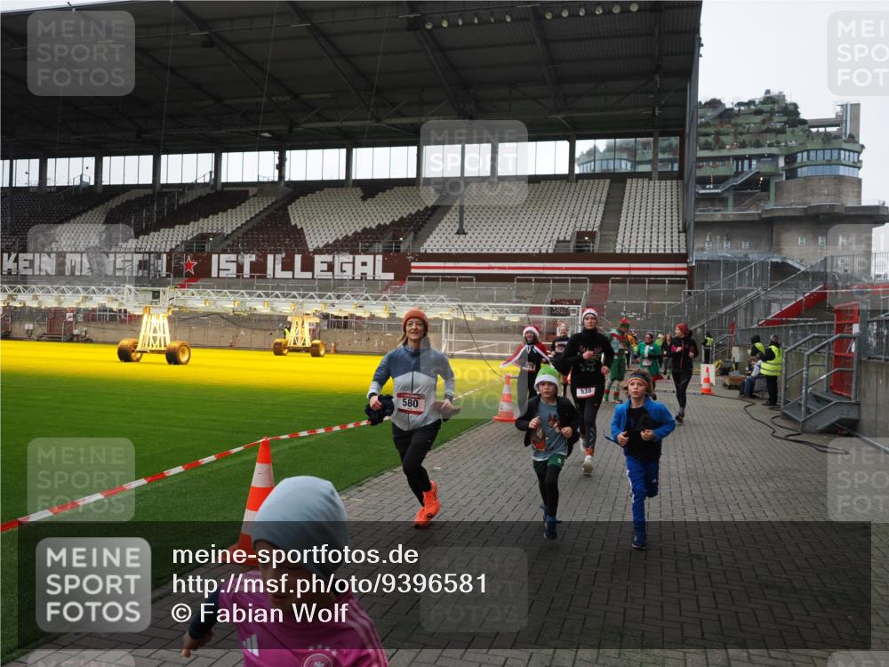 07.12.2025 - St. Pauli X-Mass-Run No. 15 Fabian Wolf http://msf.ph/oto/9396581 07.12.2025 10:40:11 Ziel 230, 538, 580, 827, 1748, 1749, 2754, 3796, 3797, 4874, 4878 meine-sportfotos.de