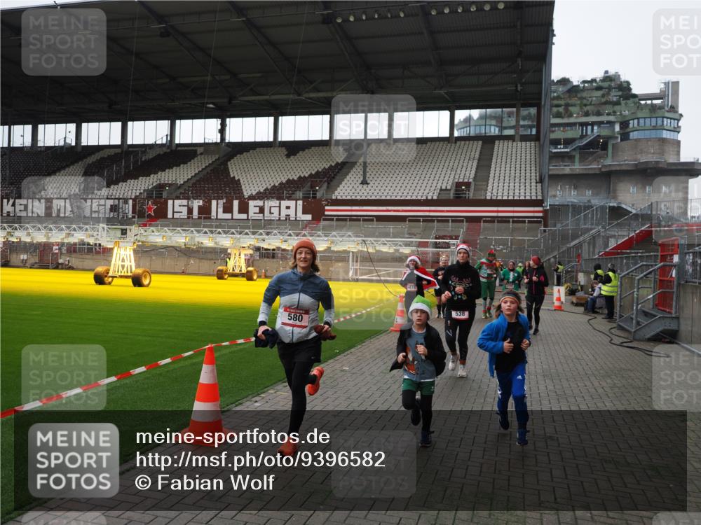 07.12.2025 - St. Pauli X-Mass-Run No. 15 Fabian Wolf http://msf.ph/oto/9396582 07.12.2025 10:40:11 Ziel 230, 538, 580, 827, 1748, 1749, 2754, 3796, 3797, 4874, 4878 meine-sportfotos.de